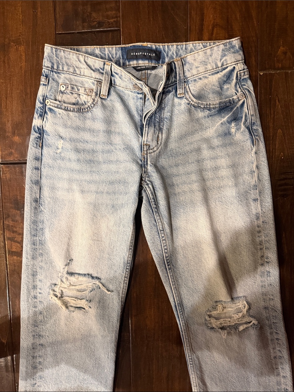 Aeropostale women’s low rise baggy distressed jeans. Size 00
